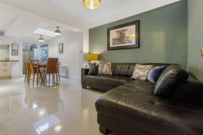 City Centre Mid-Terrace Victorian Townhouse